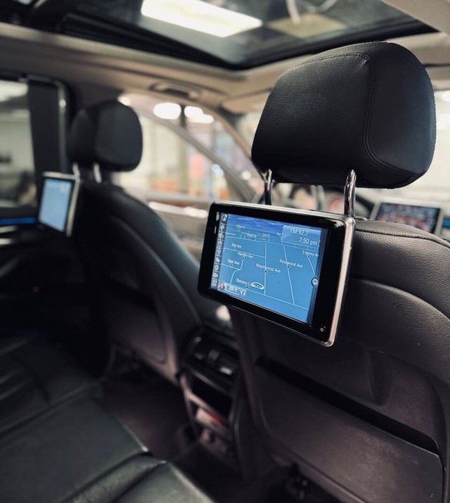 BMW X5 Vehicle Full-screen Gallery Image 15