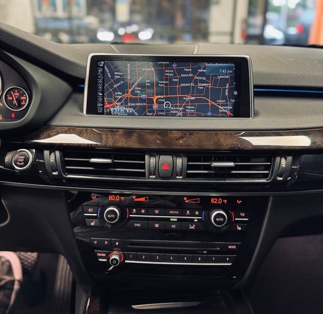 BMW X5 Vehicle Full-screen Gallery Image 17