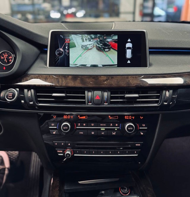 BMW X5 Vehicle Full-screen Gallery Image 18