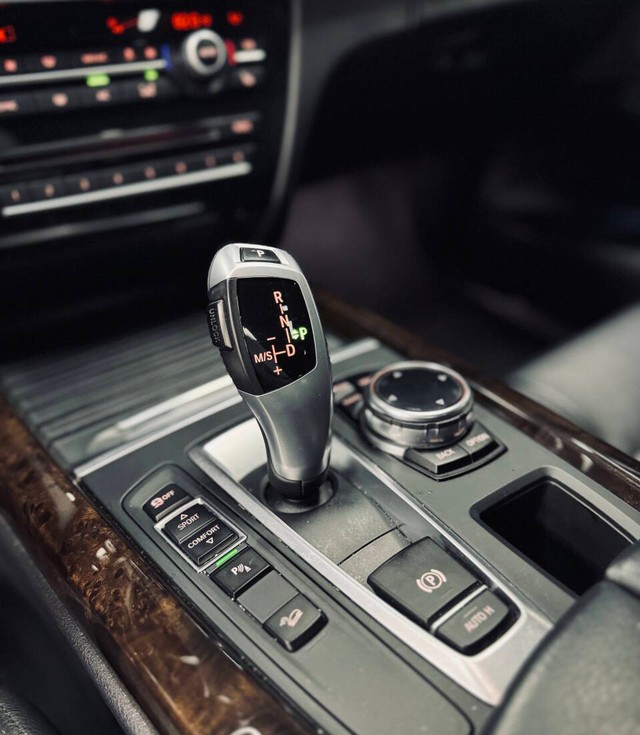 BMW X5 Vehicle Full-screen Gallery Image 19