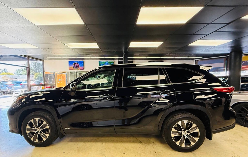 Toyota Highlander Hybrid Vehicle Full-screen Gallery Image 02
