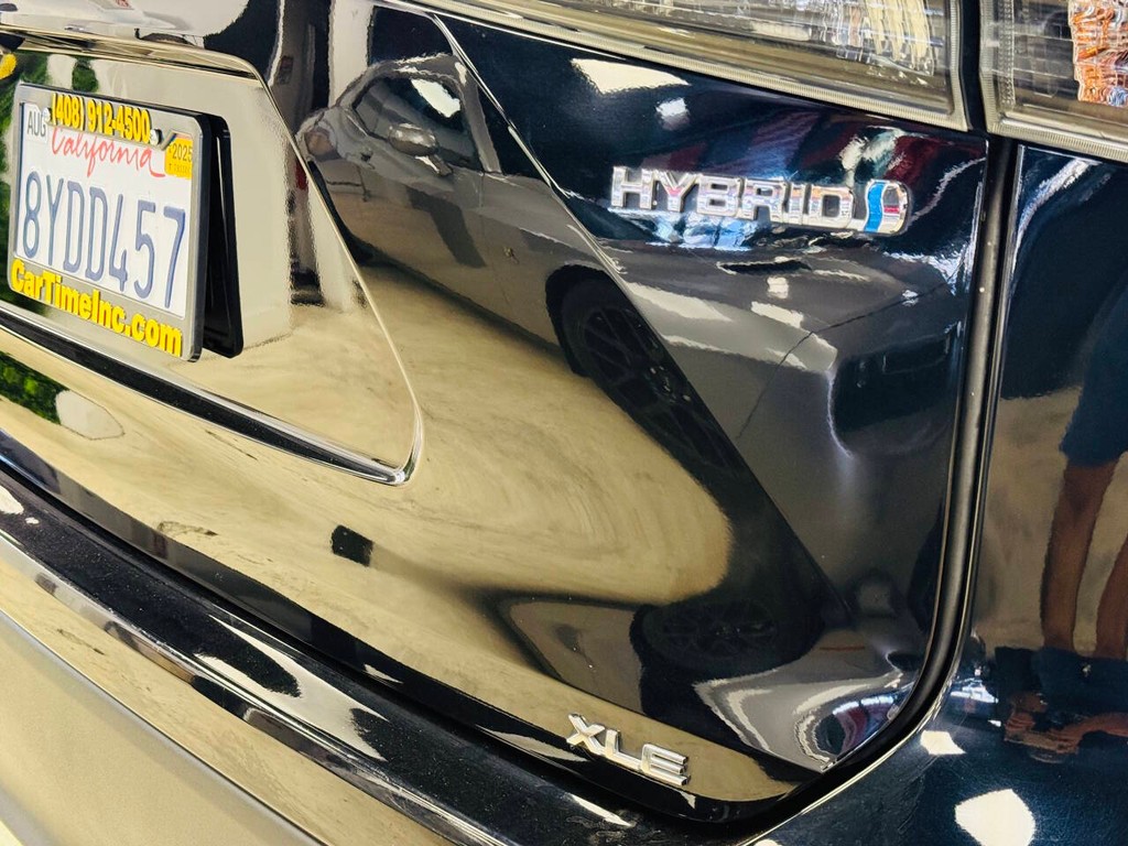 Toyota Highlander Hybrid Vehicle Full-screen Gallery Image 03