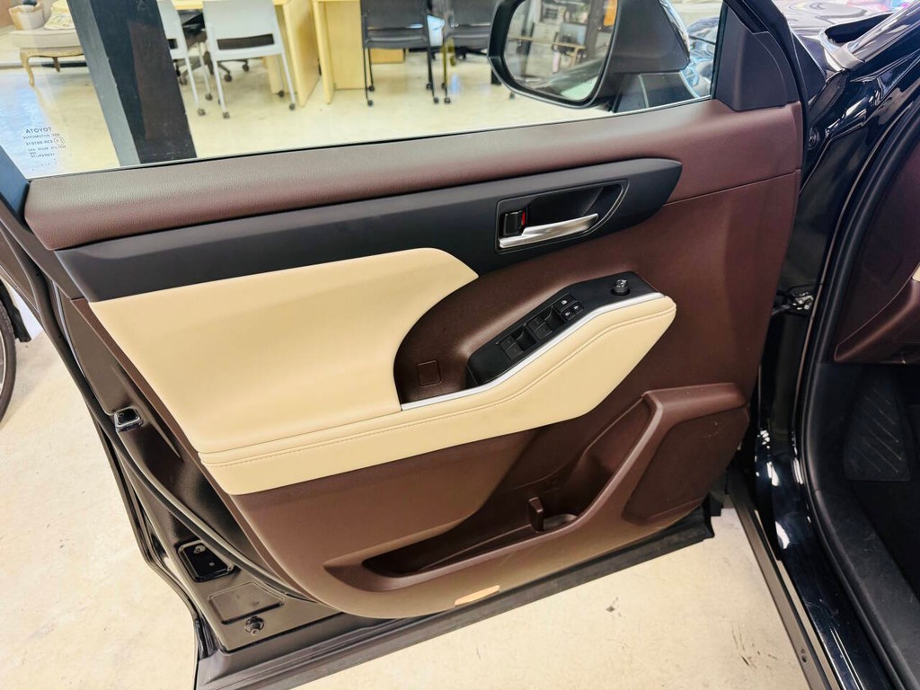 Toyota Highlander Hybrid Vehicle Full-screen Gallery Image 12