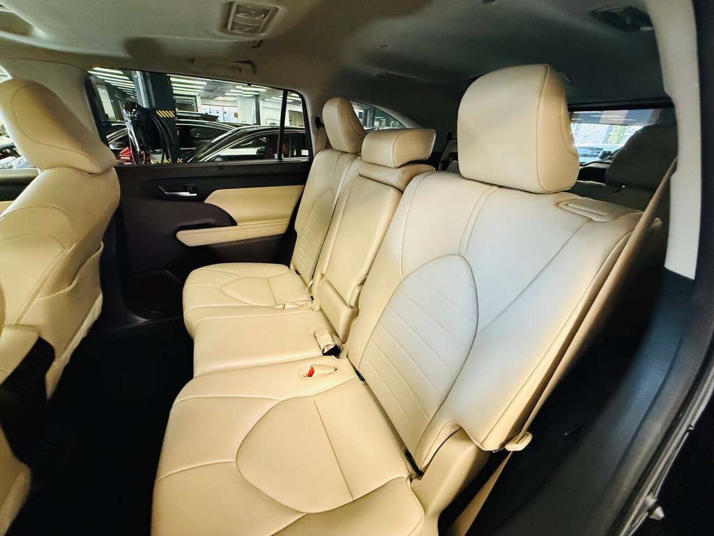 Toyota Highlander Hybrid Vehicle Full-screen Gallery Image 14