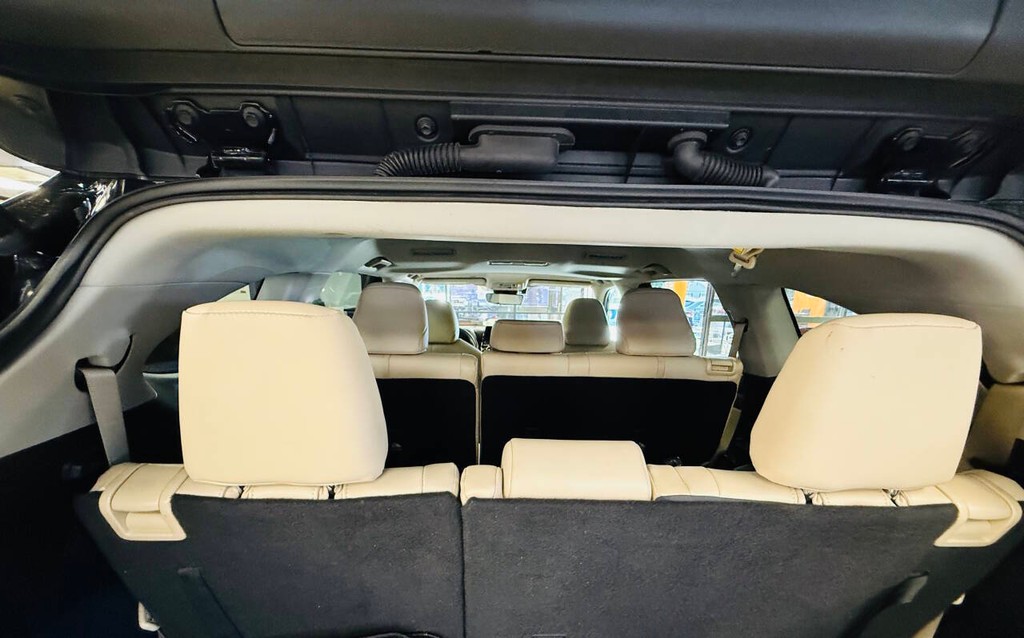 Toyota Highlander Hybrid Vehicle Full-screen Gallery Image 16