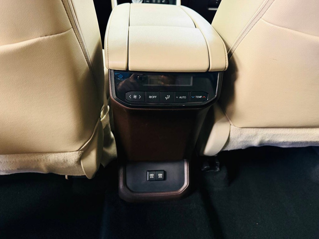 Toyota Highlander Hybrid Vehicle Full-screen Gallery Image 17