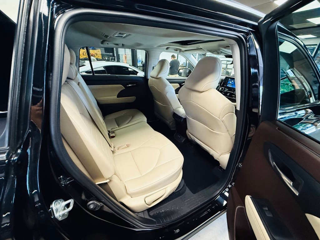 Toyota Highlander Hybrid Vehicle Full-screen Gallery Image 18