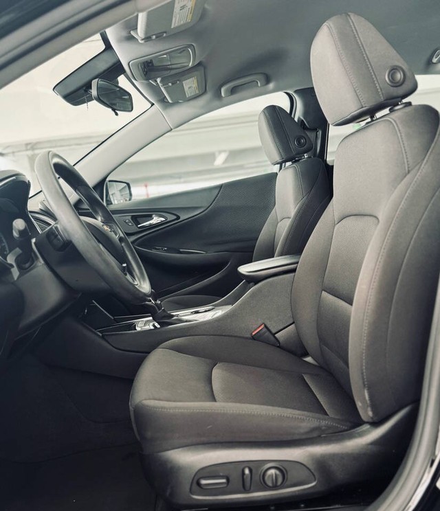 Chevrolet Malibu Vehicle Full-screen Gallery Image 24