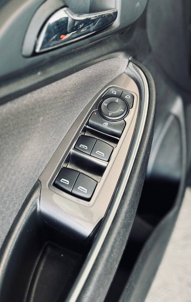 Chevrolet Malibu Vehicle Full-screen Gallery Image 30