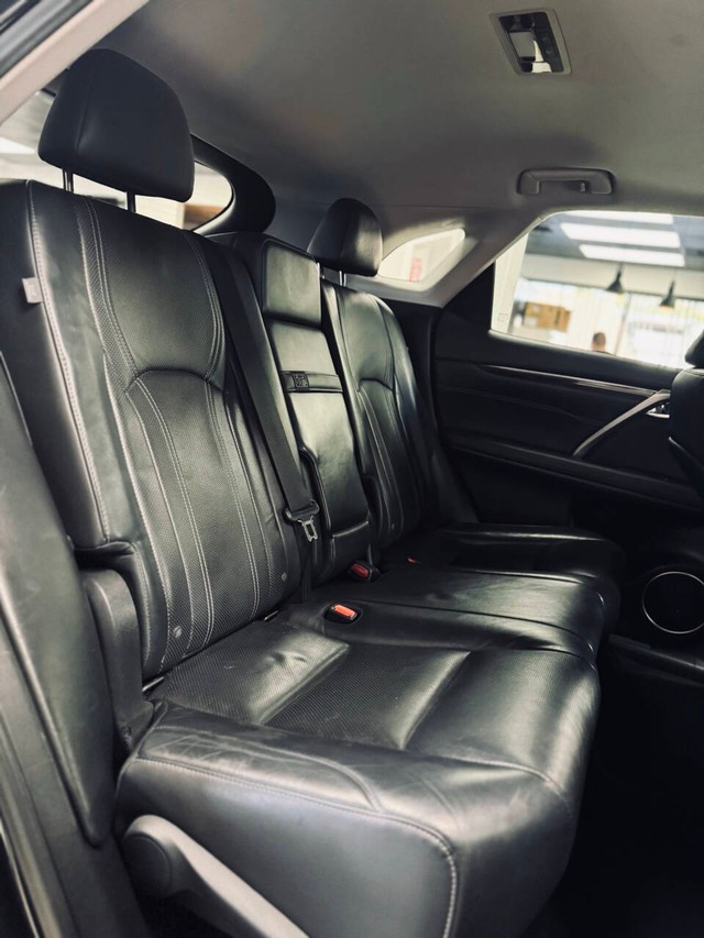 Lexus RX 350 Vehicle Full-screen Gallery Image 16