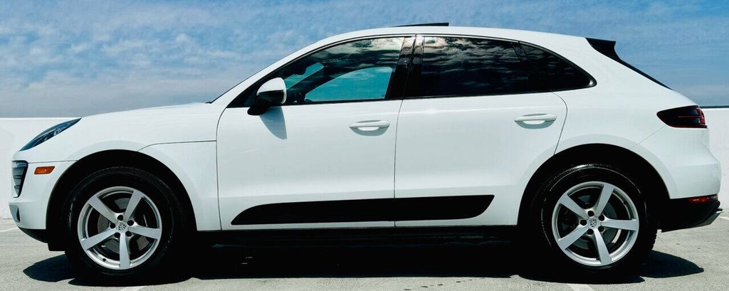 Porsche Macan Vehicle Full-screen Gallery Image 05