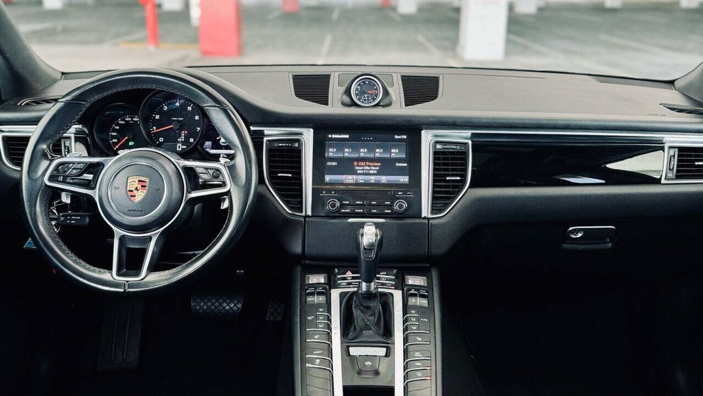 Porsche Macan Vehicle Full-screen Gallery Image 21