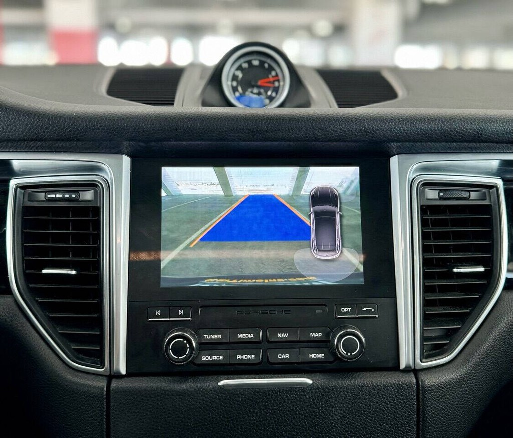 Porsche Macan Vehicle Full-screen Gallery Image 24