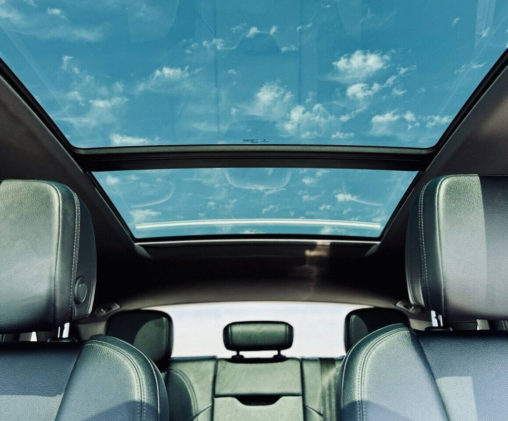 Porsche Macan Vehicle Full-screen Gallery Image 39