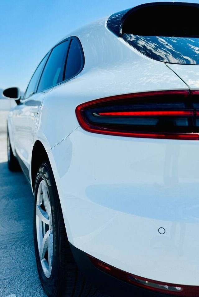 Porsche Macan Vehicle Full-screen Gallery Image 10