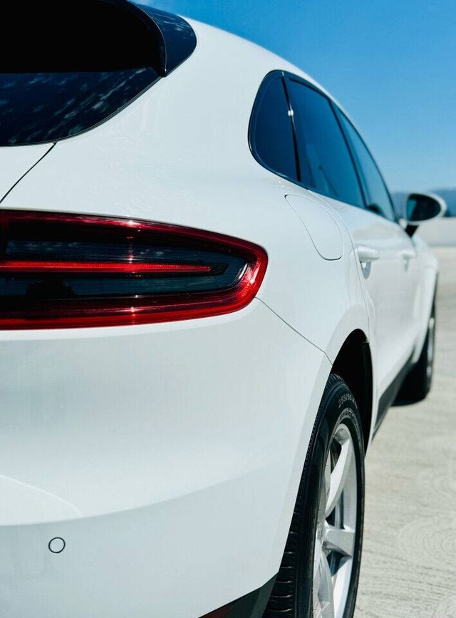 Porsche Macan Vehicle Full-screen Gallery Image 11