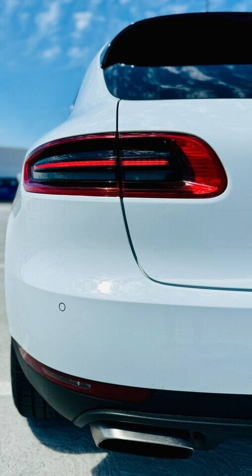 Porsche Macan Vehicle Full-screen Gallery Image 12