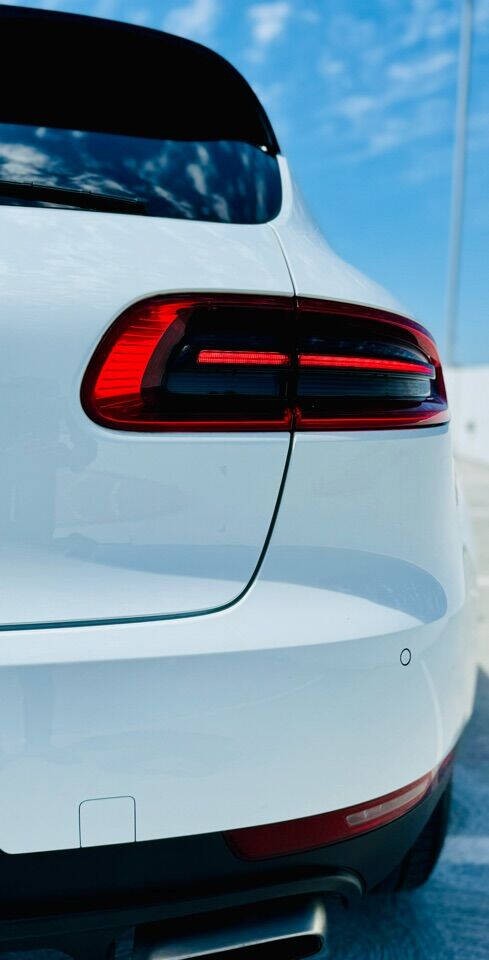 Porsche Macan Vehicle Full-screen Gallery Image 13