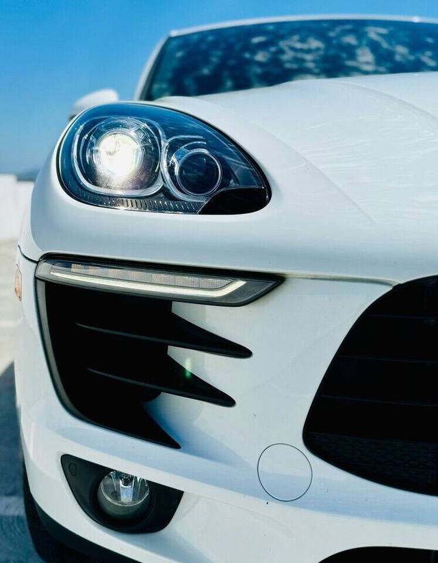 Porsche Macan Vehicle Full-screen Gallery Image 16