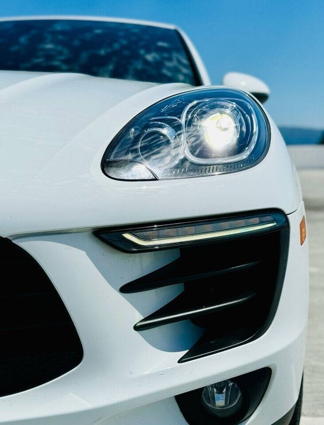 Porsche Macan Vehicle Full-screen Gallery Image 17