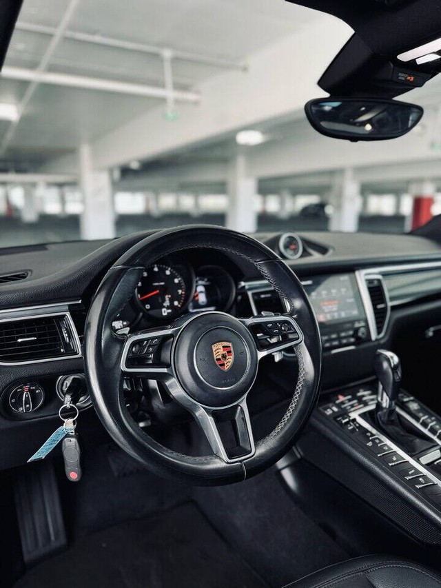 Porsche Macan Vehicle Full-screen Gallery Image 22