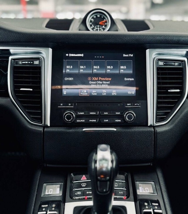 Porsche Macan Vehicle Full-screen Gallery Image 23