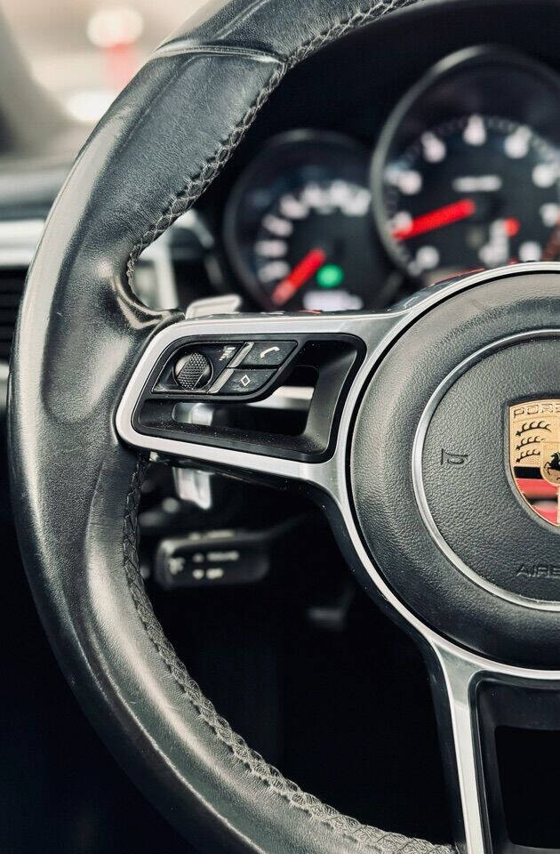 Porsche Macan Vehicle Full-screen Gallery Image 25