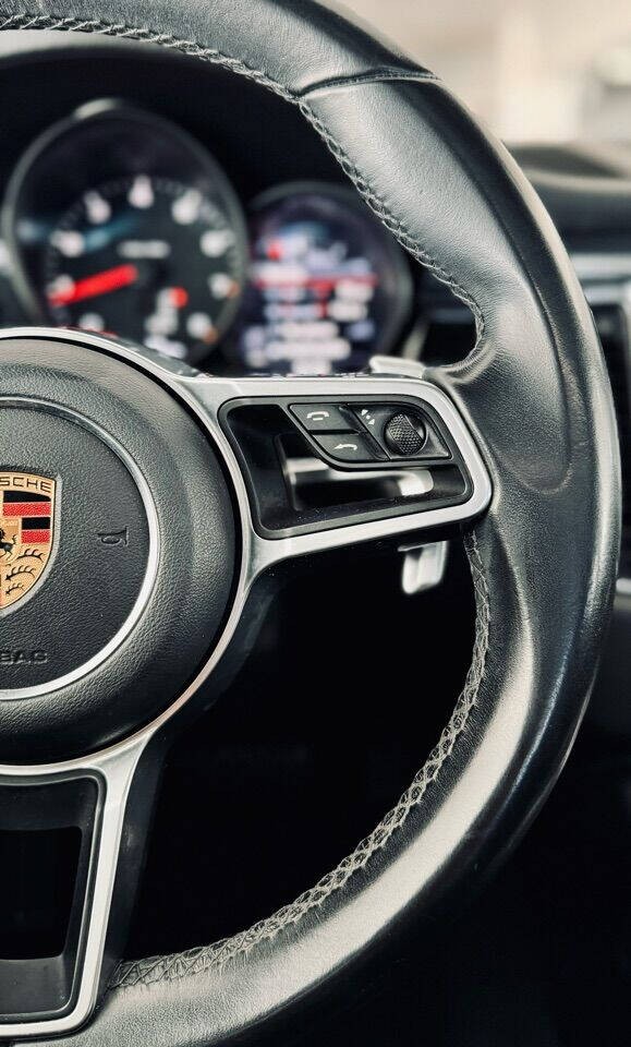 Porsche Macan Vehicle Full-screen Gallery Image 26