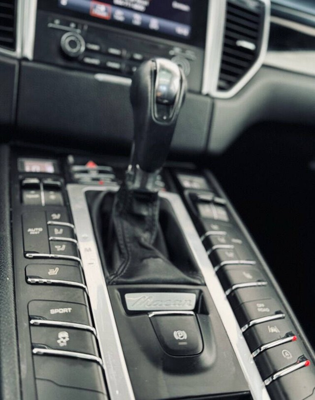 Porsche Macan Vehicle Full-screen Gallery Image 27