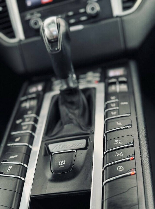 Porsche Macan Vehicle Full-screen Gallery Image 28