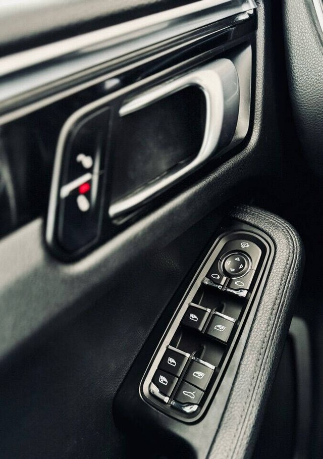 Porsche Macan Vehicle Full-screen Gallery Image 30