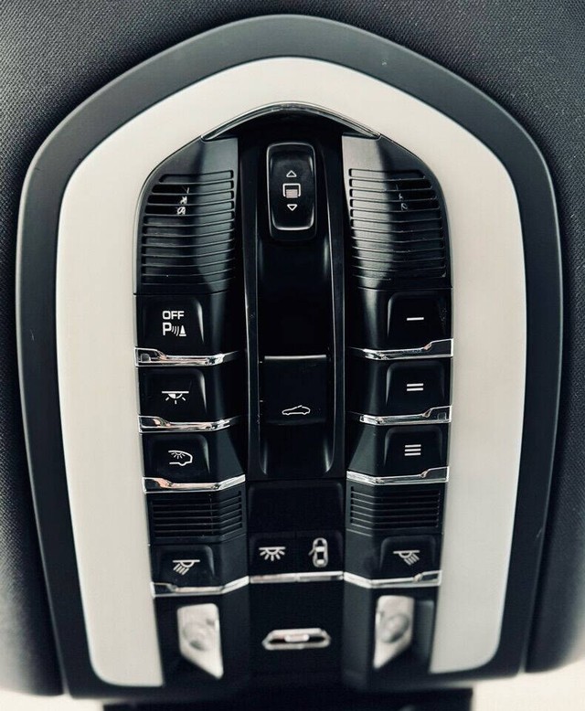 Porsche Macan Vehicle Full-screen Gallery Image 31