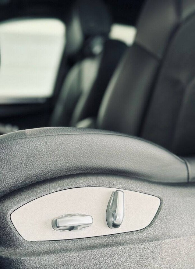 Porsche Macan Vehicle Full-screen Gallery Image 32