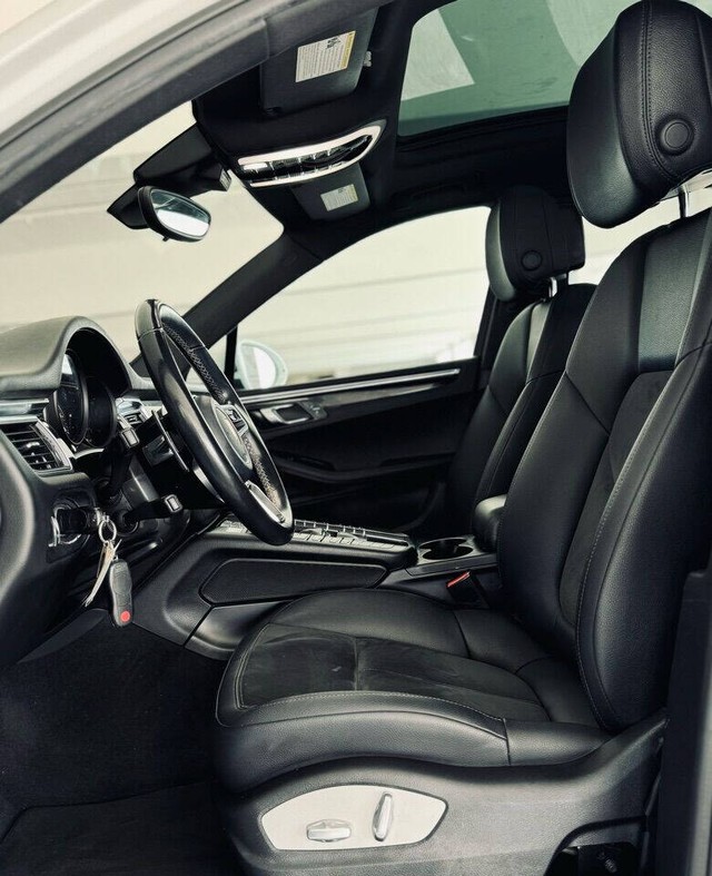 Porsche Macan Vehicle Full-screen Gallery Image 33