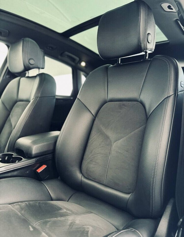 Porsche Macan Vehicle Full-screen Gallery Image 34