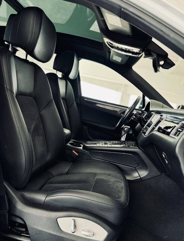 Porsche Macan Vehicle Full-screen Gallery Image 35