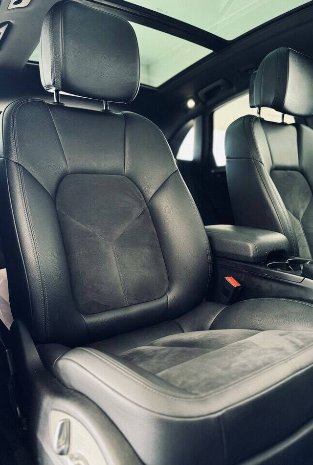 Porsche Macan Vehicle Full-screen Gallery Image 36