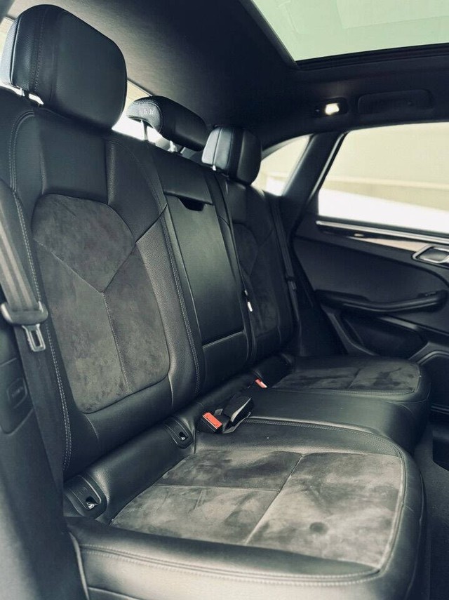 Porsche Macan Vehicle Full-screen Gallery Image 37