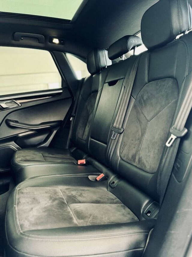 Porsche Macan Vehicle Full-screen Gallery Image 38