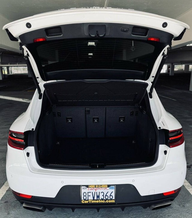 Porsche Macan Vehicle Full-screen Gallery Image 40