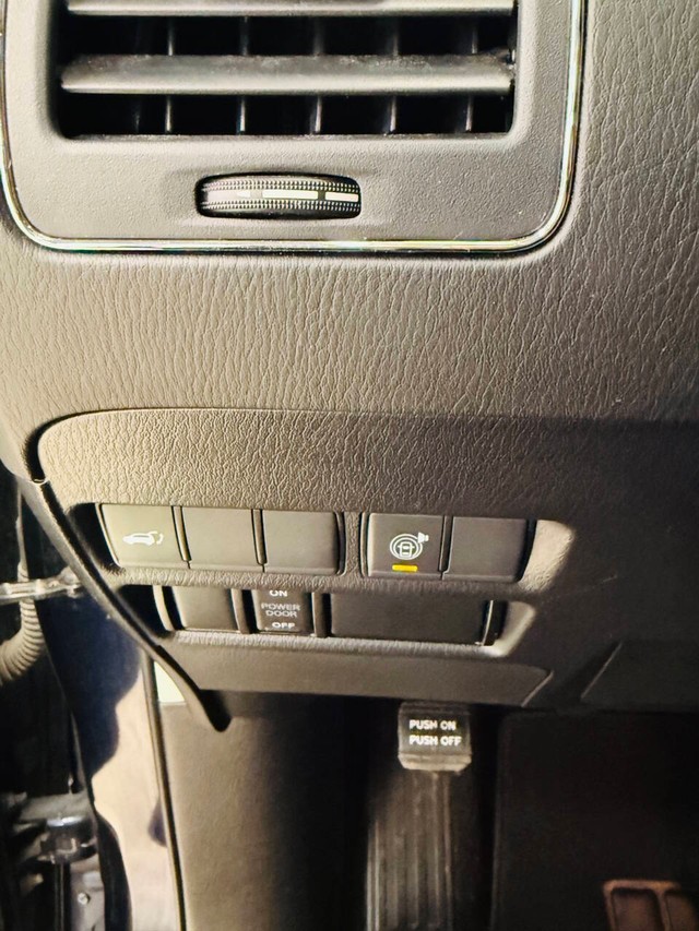 Nissan Armada Vehicle Full-screen Gallery Image 21