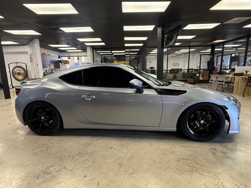 Subaru BRZ Vehicle Full-screen Gallery Image 08