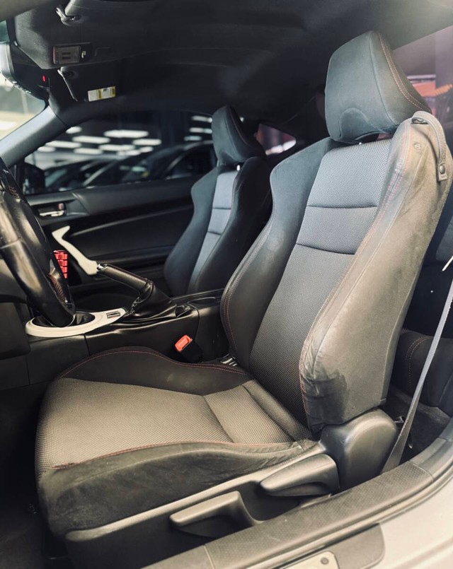 Subaru BRZ Vehicle Full-screen Gallery Image 12