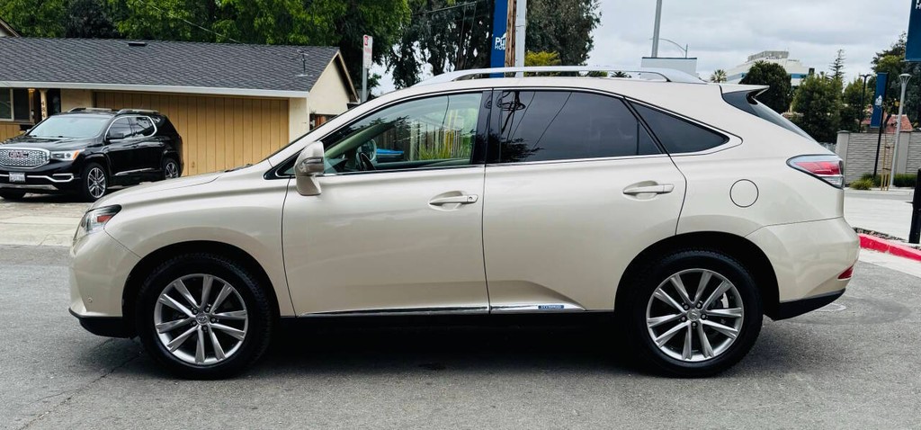 Lexus RX 450h Vehicle Full-screen Gallery Image 04