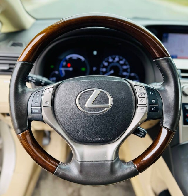 Lexus RX 450h Vehicle Full-screen Gallery Image 09