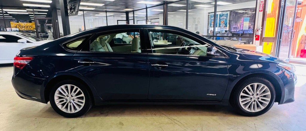 Toyota Avalon Hybrid Vehicle Full-screen Gallery Image 05