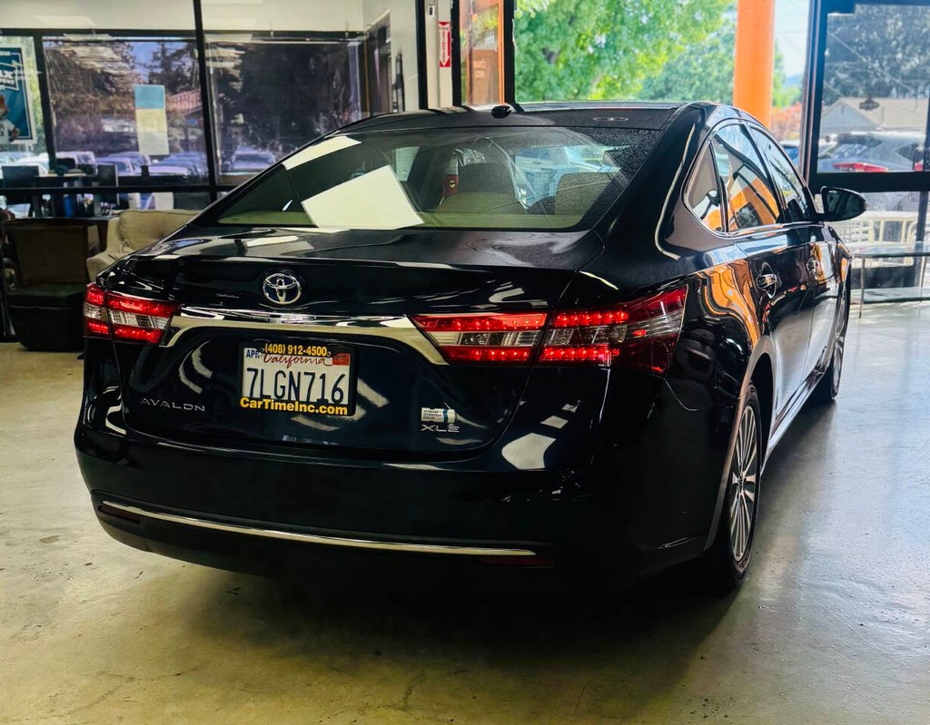 Toyota Avalon Hybrid Vehicle Full-screen Gallery Image 07