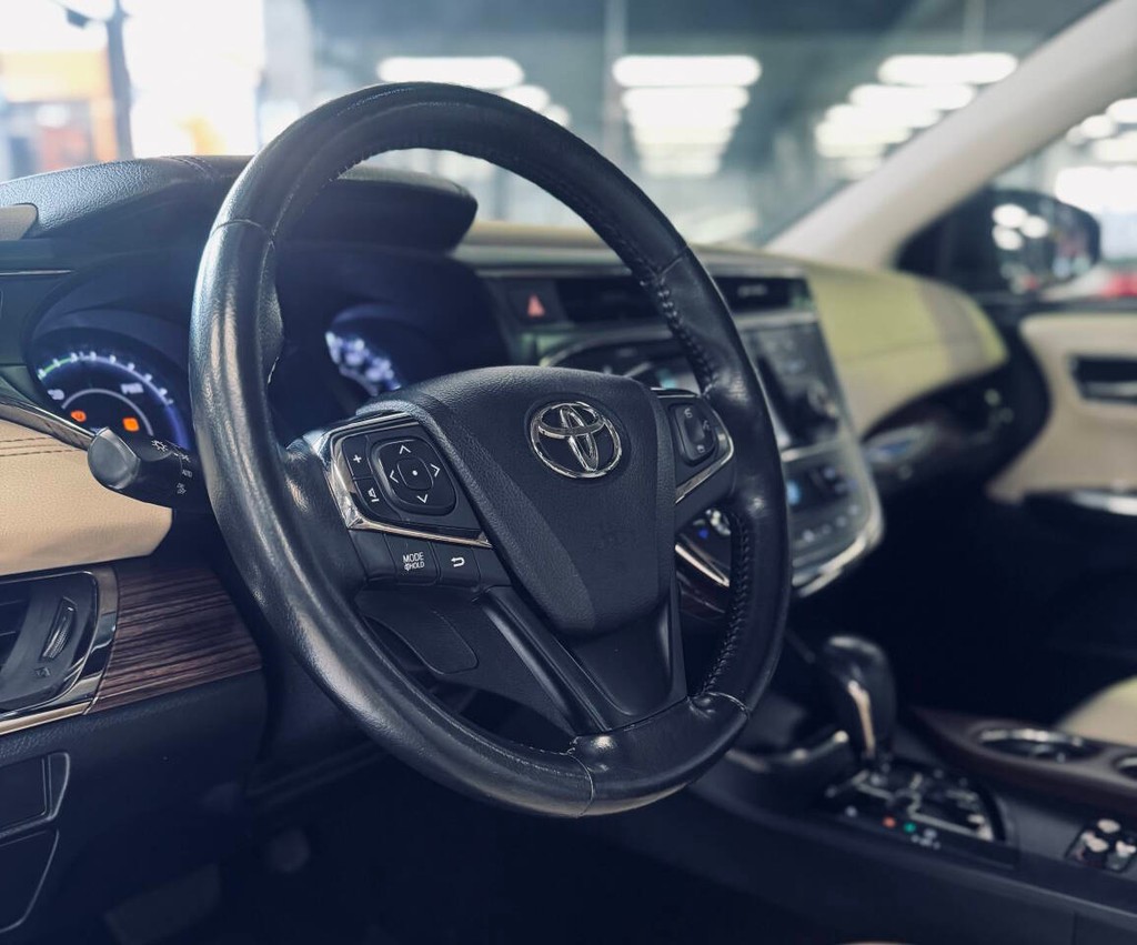 Toyota Avalon Hybrid Vehicle Full-screen Gallery Image 09