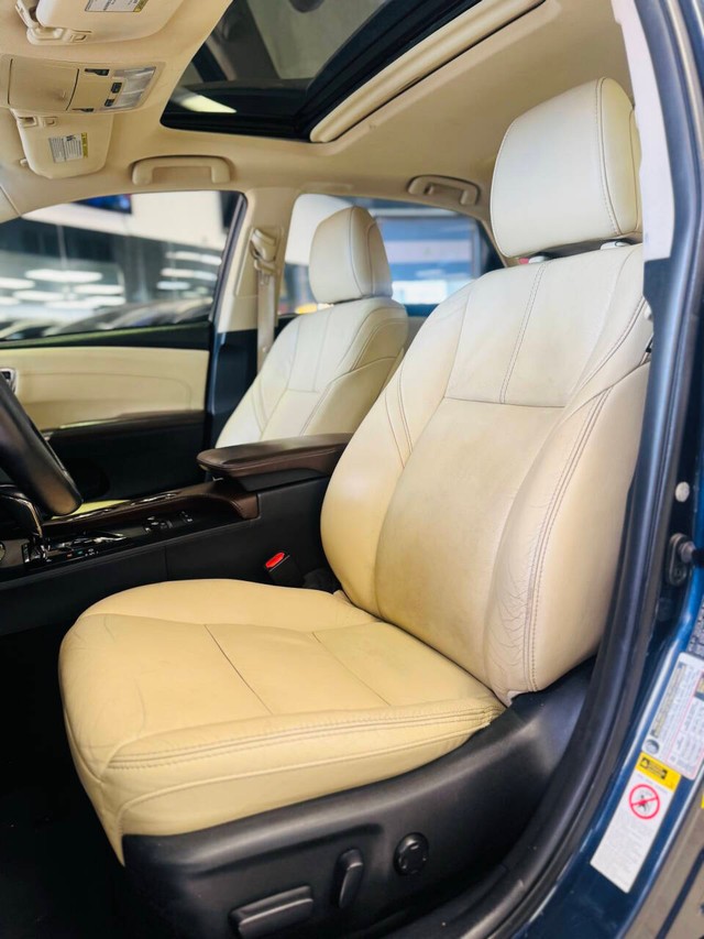 Toyota Avalon Hybrid Vehicle Full-screen Gallery Image 10