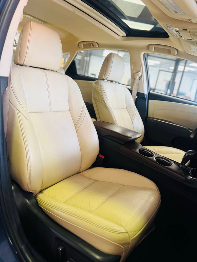 Toyota Avalon Hybrid Vehicle Full-screen Gallery Image 11